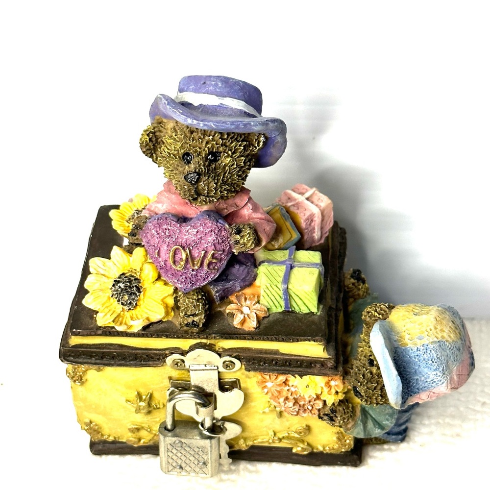Boyd’s Bear & Friends Vintage Coin Bank Chest W/ Hearts & Gifts. Lock W/Key READ